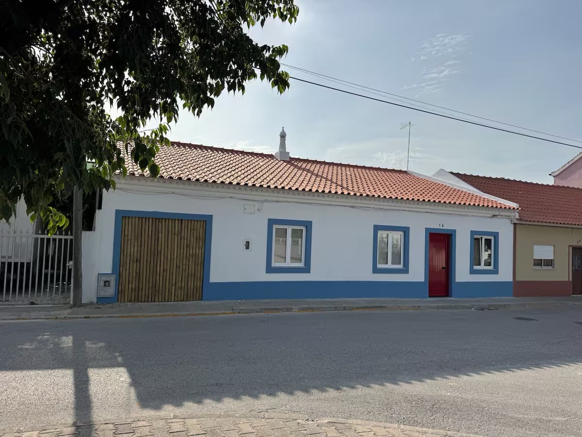 Sommarhus Beach Villa, o exterior tradicional branco e azul da casa