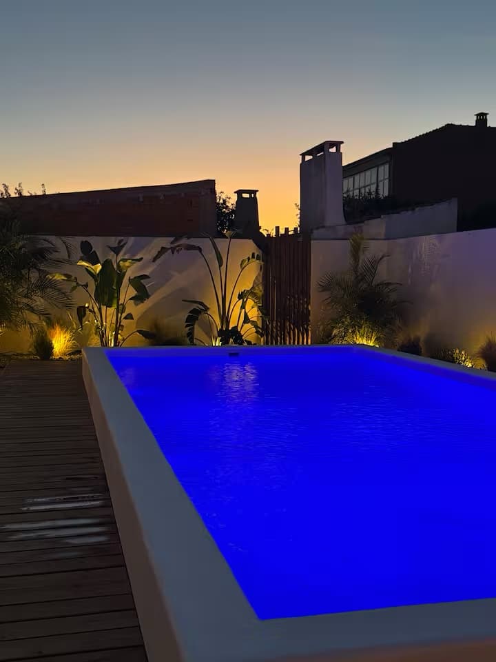 Sommarhus Beach Villa, a piscina privada iluminada ao pôr do sol