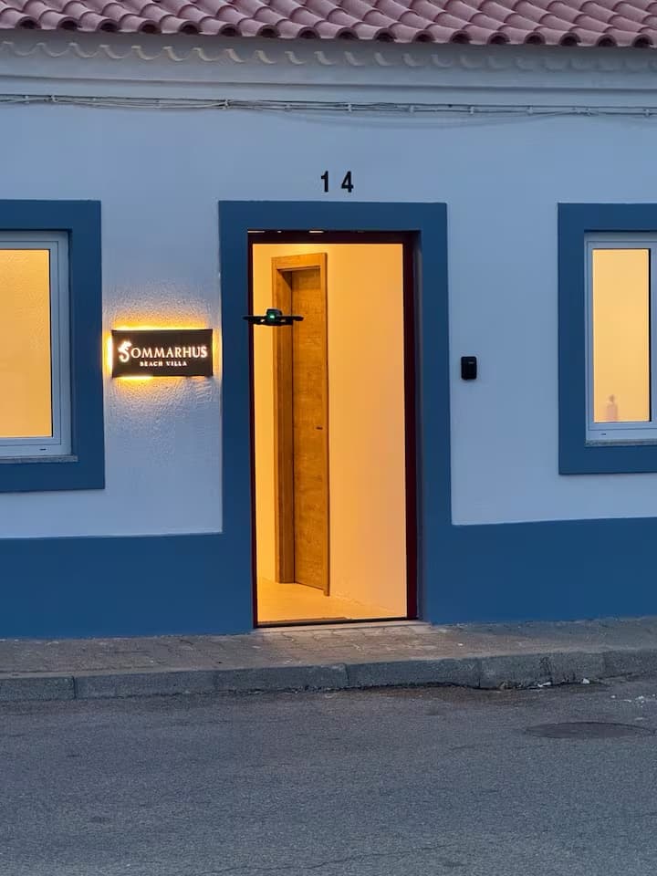Sommarhus Beach Villa, a entrada da casa ao anoitecer