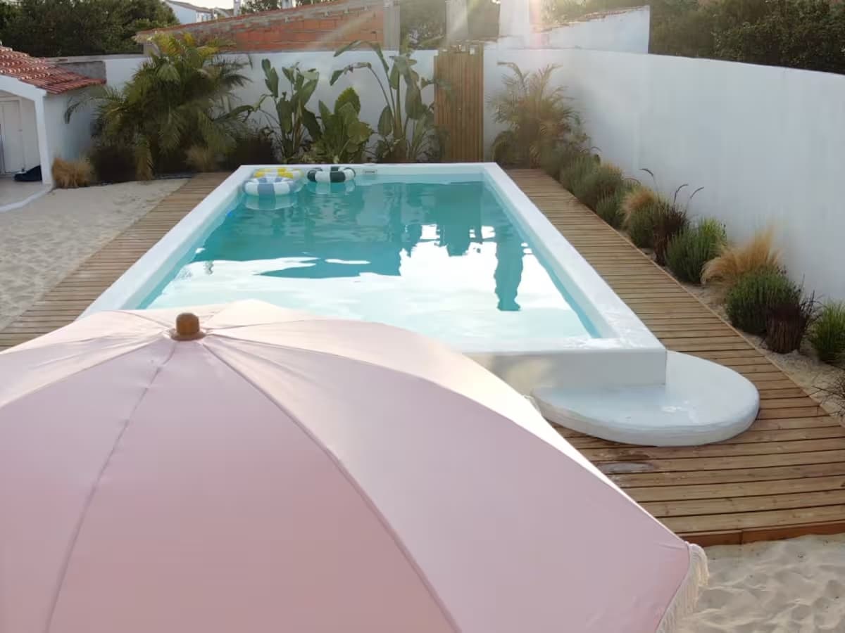 Sommarhus Beach Villa, a piscina e o guarda-sol