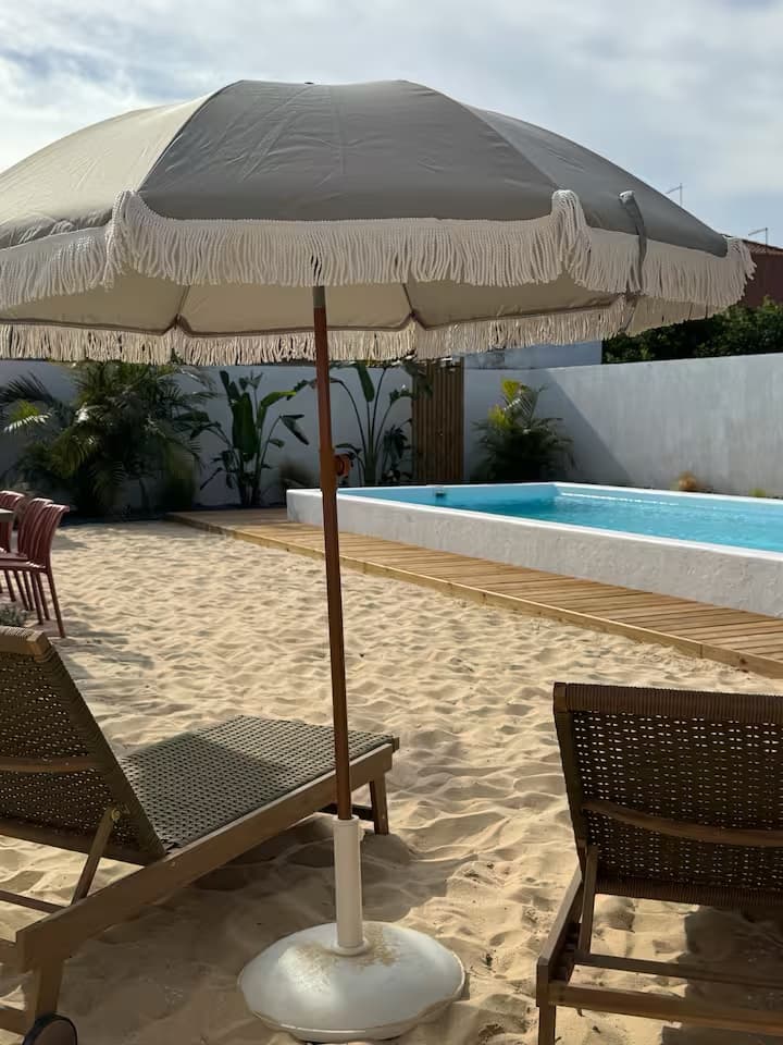 Sommarhus Beach Villa, as espreguiçadeiras junto à piscina