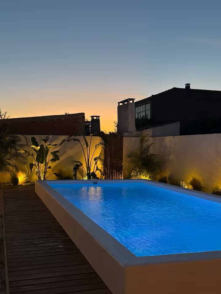 Sommarhus Beach Villa, a piscina iluminada pelo pôr do sol