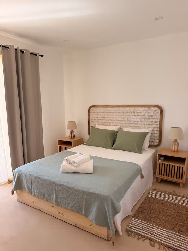 Sommarhus Beach Villa, um quarto de casal em tons de verde sálvia