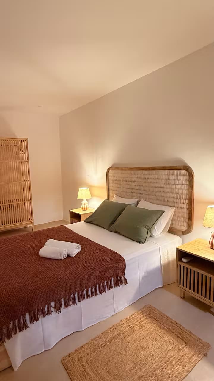 Sommarhus Beach Villa, um quarto de casal com uma manta cor de ferrugem
