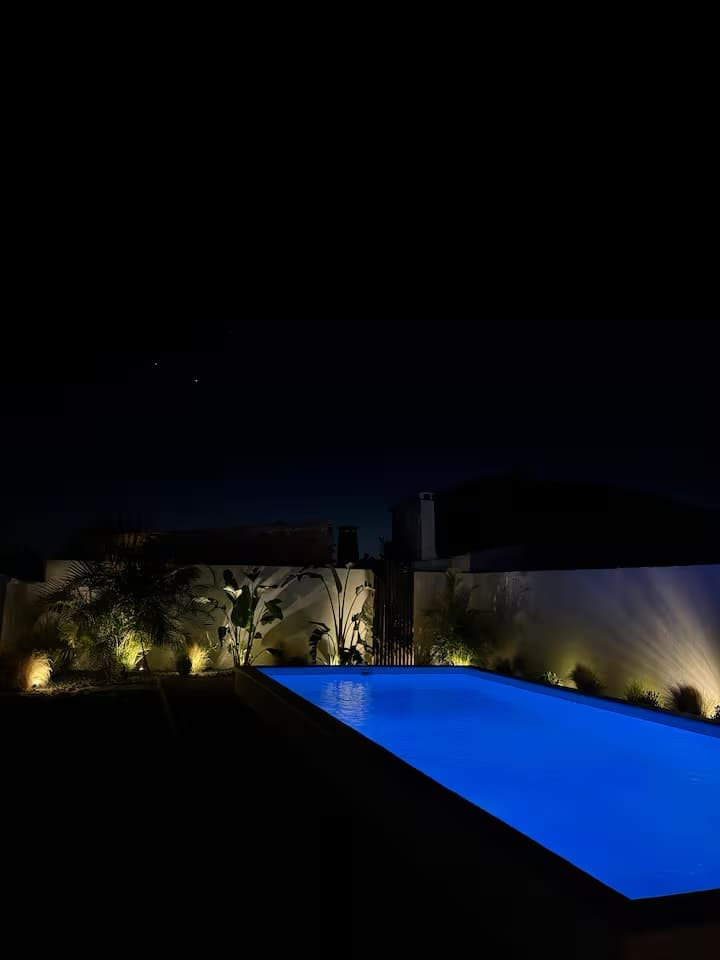 Sommarhus Beach Villa, a piscina iluminada depois de anoitecer