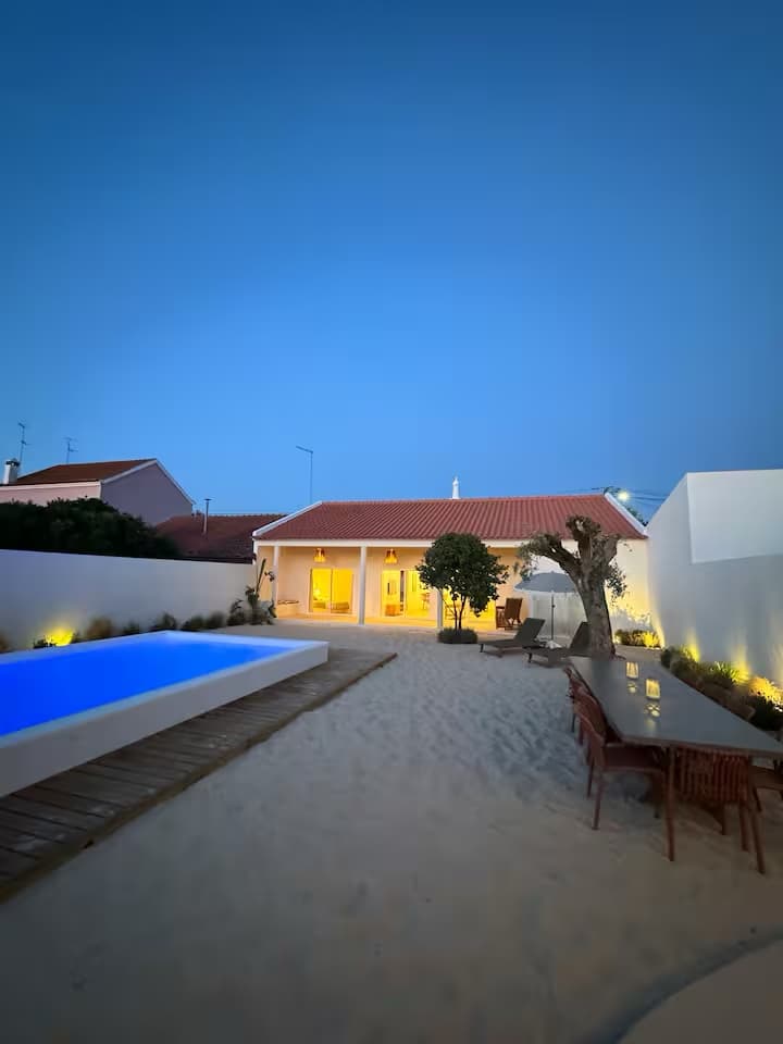 Sommarhus Beach Villa, a piscina e o jardim de areia à hora azul