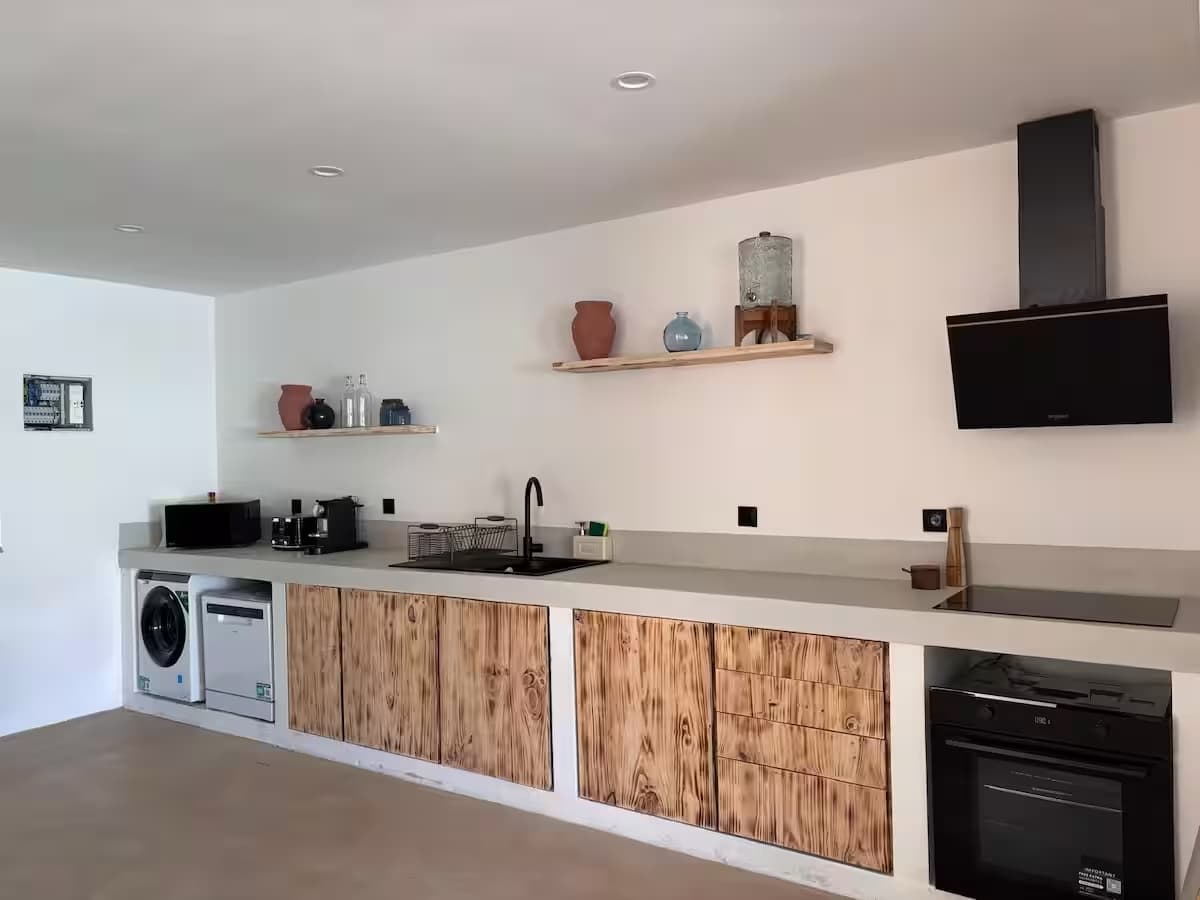 Sommarhus Beach Villa, a cozinha em madeira natural