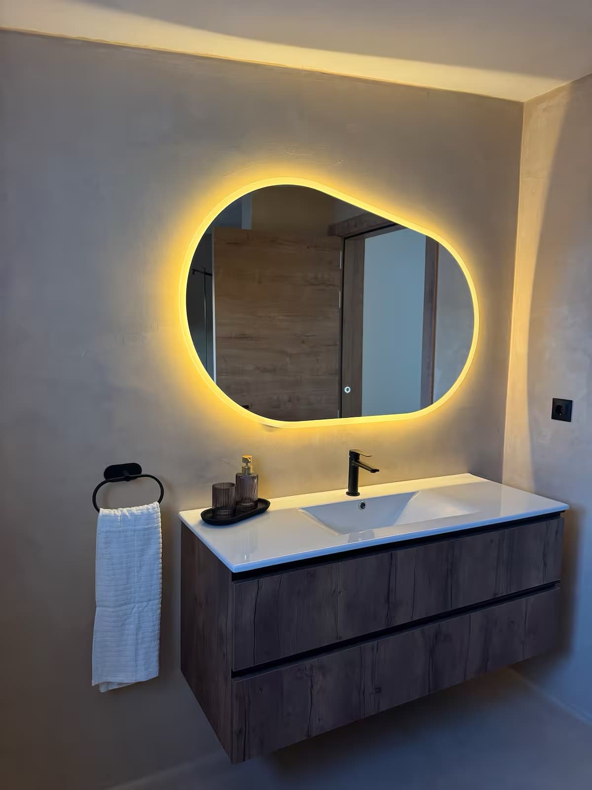 Sommarhus Beach Villa, um espelho escultórico iluminado na casa de banho