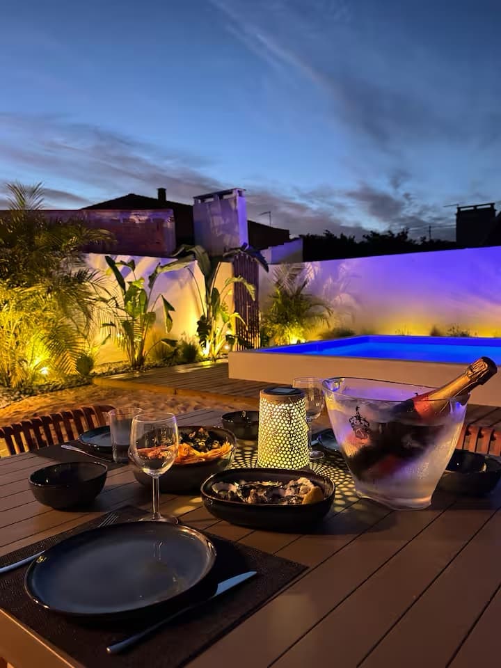 Sommarhus Beach Villa, um jantar ao entardecer junto à piscina