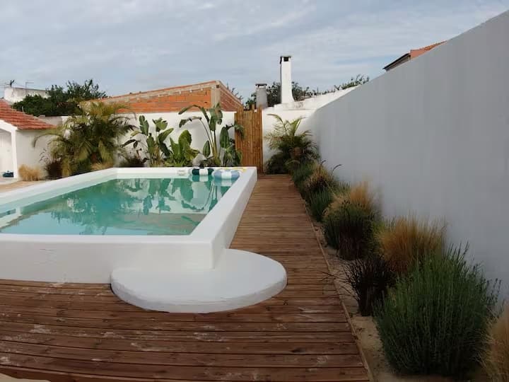 Sommarhus Beach Villa, o terraço da piscina em madeira e o jardim