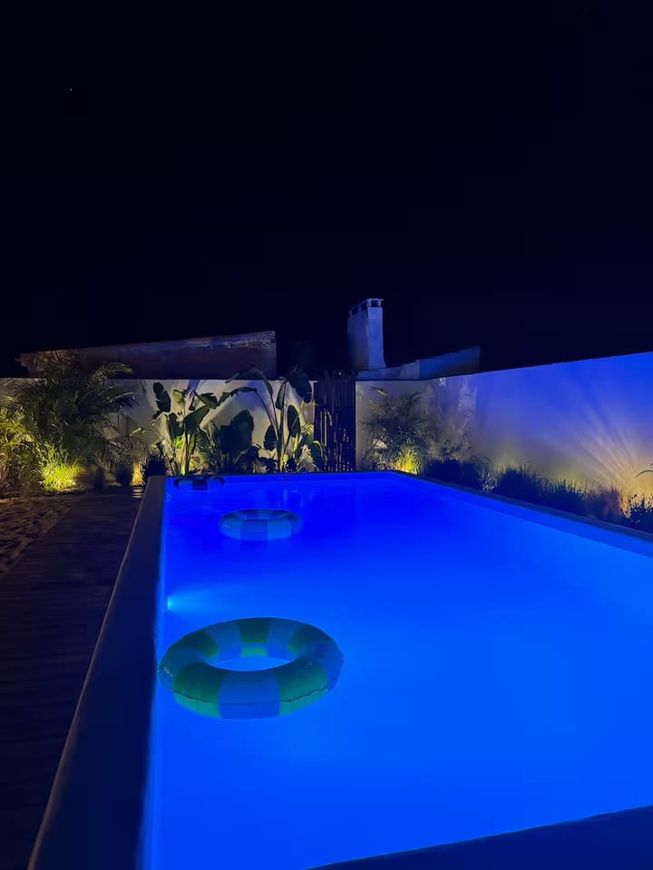 Sommarhus Beach Villa, a piscina azul à noite