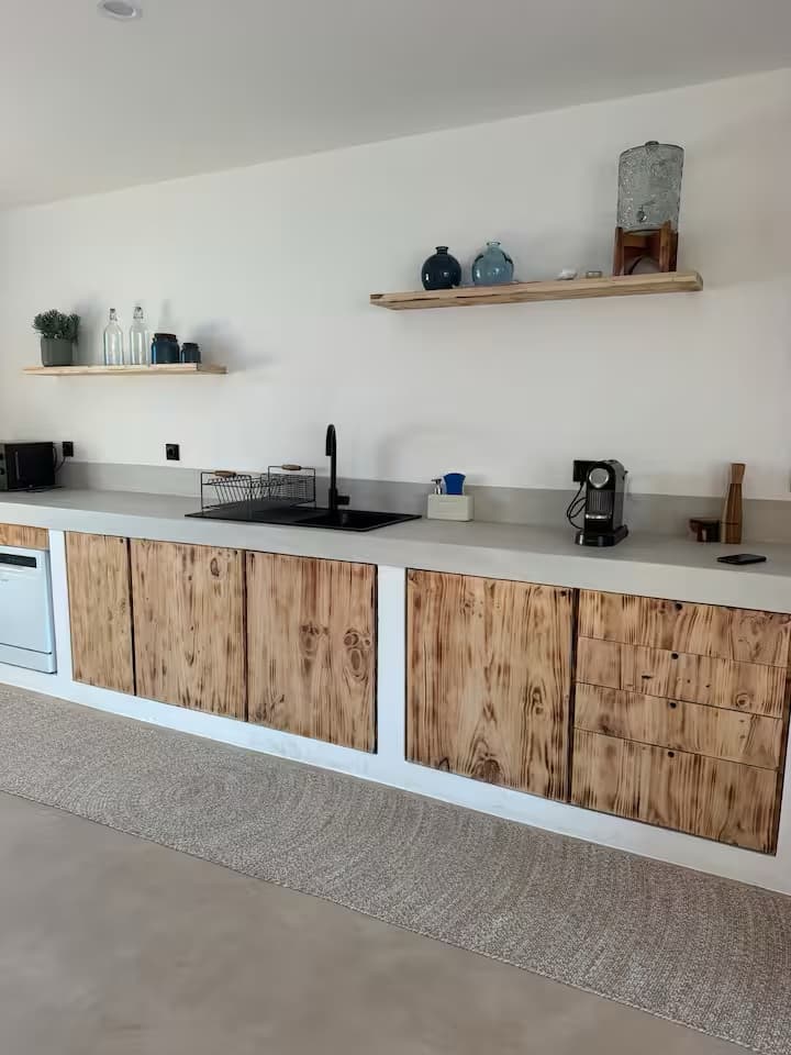 Sommarhus Beach Villa, a bancada e os armários da cozinha