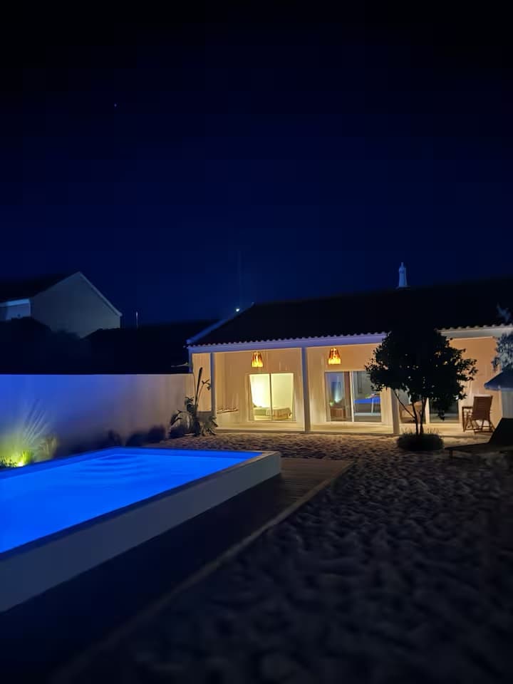 Sommarhus Beach Villa, a casa e a piscina depois do pôr do sol
