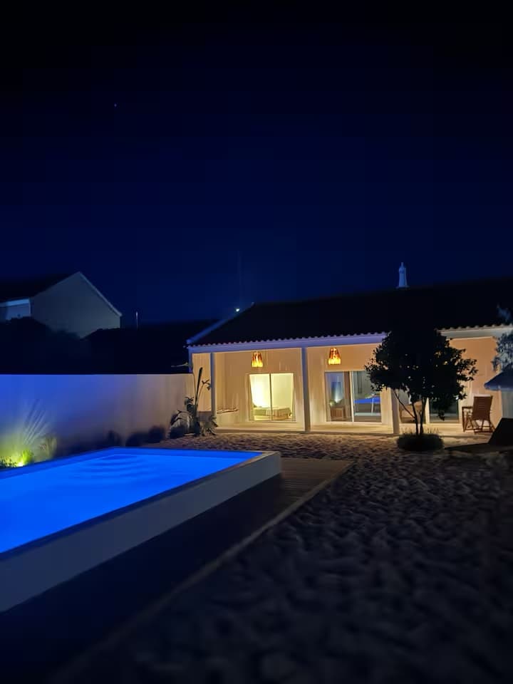 Sommarhus Beach Villa, a iluminação da piscina e da casa à noite