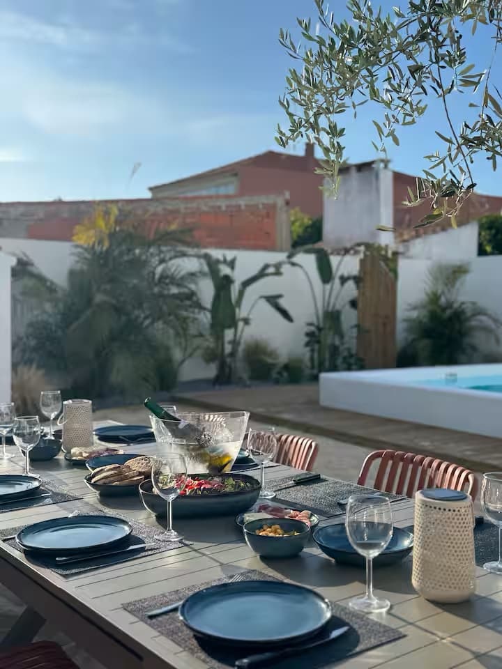 Sommarhus Beach Villa, uma mesa exterior preparada para o almoço