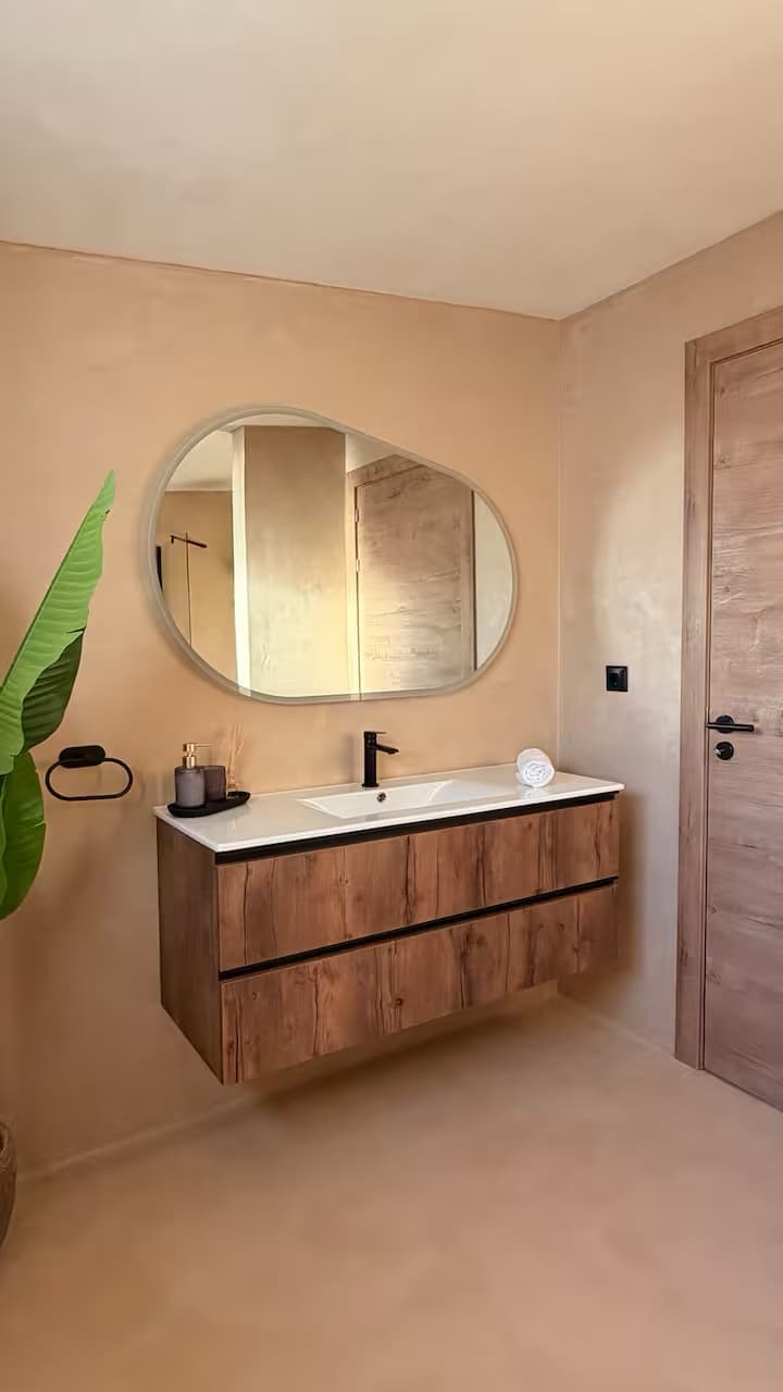 Sommarhus Beach Villa, um móvel de lavatório em madeira natural