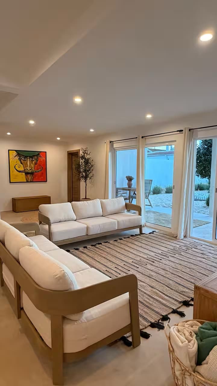 Sommarhus Beach Villa, a ampla sala de estar com acesso ao jardim